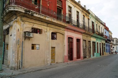 Havana 'da renkli yıkık dökük evler