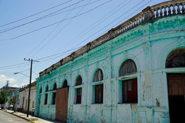 Küba 'da tipik evleri olan cienfuegos sokakları
