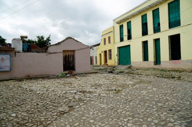Küba 'da Trinidad sokaklarında renkli evler