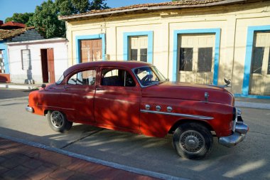 Küba 'da Trinidad sokaklarında eski klasik arabalar