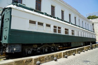 Havana sokaklarında eski yeşil ve beyaz tren vagonu