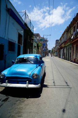 Havana, Küba sokaklarında eski klasik bir araba.