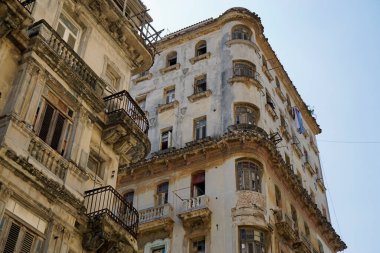 Havana 'da renkli yıkık dökük evler