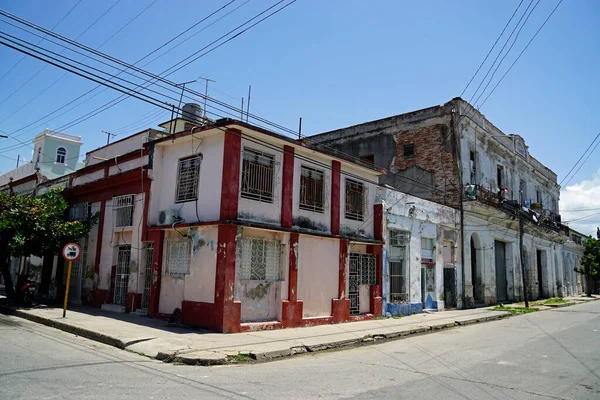 Улицы Cienfuegos Кубе Типичными Домами — стоковое фото