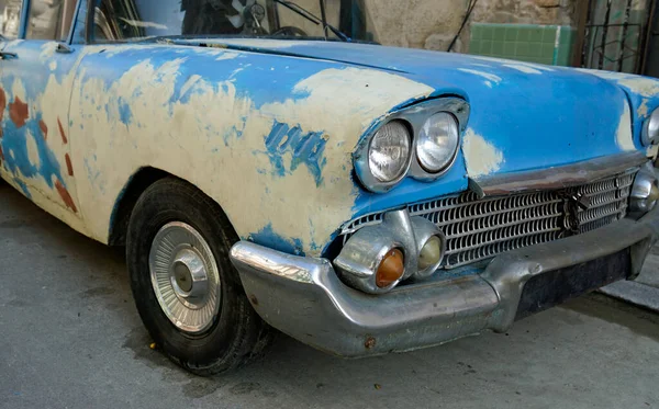 哈瓦那大街上的老式经典汽车 — 图库照片