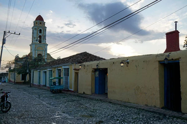 キューバのトリニダードの通りにあるカラフルな家は — ストック写真