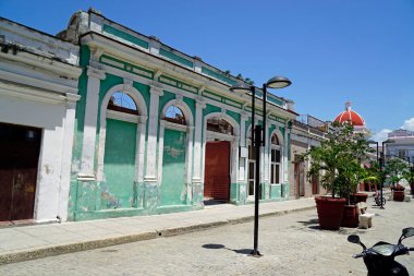 Küba 'da tipik evleri olan cienfuegos sokakları