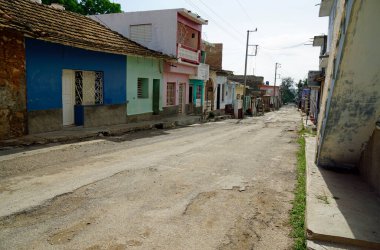 Küba 'da Trinidad sokaklarında renkli evler