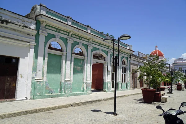 Gator Cienfuegos Kuba Med Typiska Hus — Stockfoto