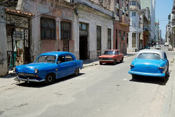 キューバのハバナの街の古いクラシックカーは ロイヤリティフリーのストック写真