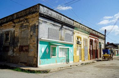 Küba 'daki Cardenas caddelerinde renkli eski evler