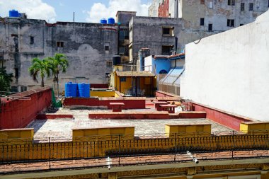 Havana 'da renkli yıkık dökük evler