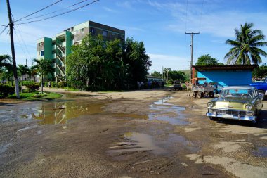 Küba 'nın kırsal kesimindeki eski klasik araba.