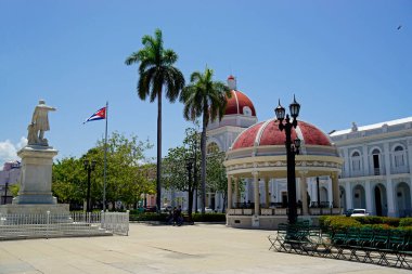 Cienfuegos merkez meydanındaki renkli anıtlar