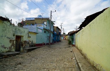 Küba 'da Trinidad sokaklarında renkli evler