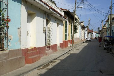 Küba 'da Trinidad sokaklarında renkli evler