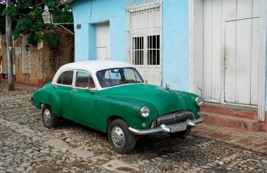 Küba 'da Trinidad sokaklarında eski klasik arabalar