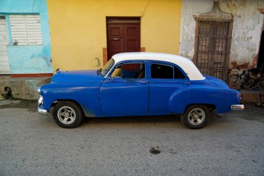 Küba 'da Trinidad sokaklarında eski klasik arabalar
