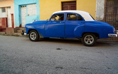 Küba 'da Trinidad sokaklarında eski klasik arabalar