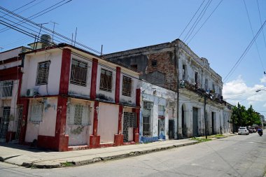 Küba 'da tipik evleri olan cienfuegos sokakları
