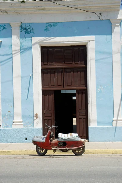 Velho Ciclomotor Nas Ruas Havana — Fotografia de Stock