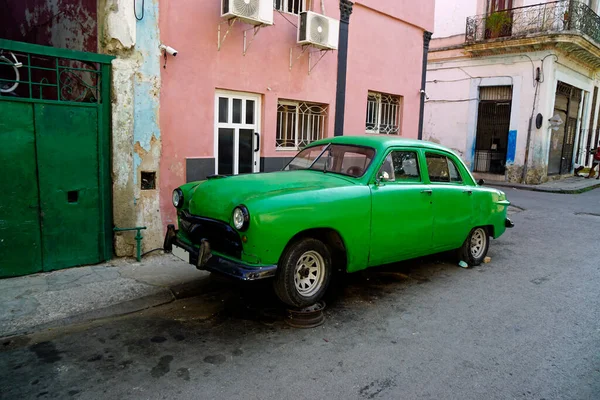 Havana Küba Sokaklarında Eski Bir Araba — Stok fotoğraf