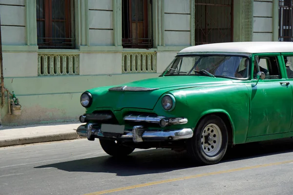 Παλιό Αυτοκίνητο Στους Δρόμους Της Χαβάνα Κούβα — Φωτογραφία Αρχείου
