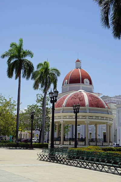 Πολύχρωμα Μνημεία Στην Κεντρική Πλατεία Cienfuegos — Φωτογραφία Αρχείου