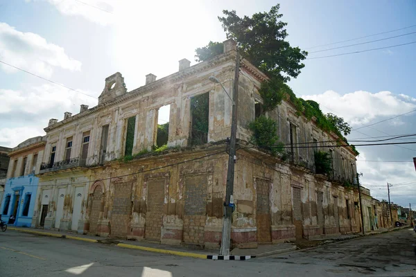 Cuba上Cardenas大街上的五颜六色的老房子 — 图库照片