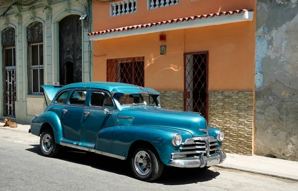 Havana, Küba sokaklarında eski klasik bir araba.