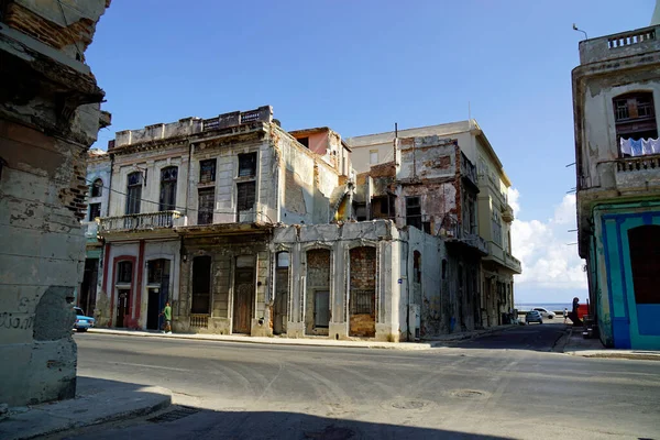 Havana 'da renkli yıkık dökük evler