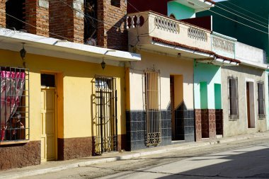 Küba 'da Trinidad sokaklarında renkli evler