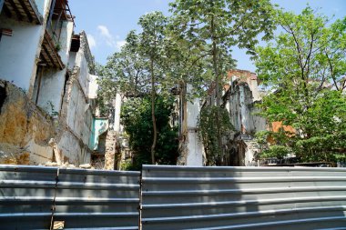 Havana 'da renkli yıkık dökük evler