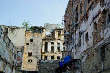 Havana 'da renkli yıkık dökük evler