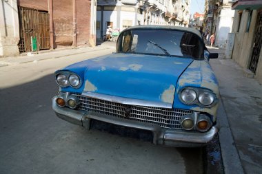 Havana sokaklarında eski klasik araba, kuba