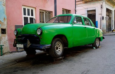 Havana, Küba sokaklarında eski bir araba