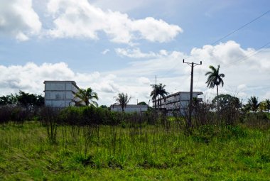 Küba kırsal kesimlerinde tipik bir okul.