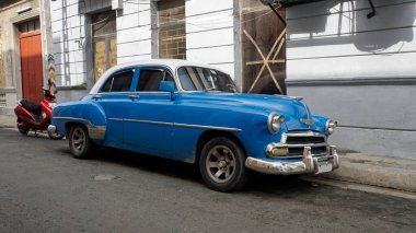 Küba 'daki matanzaların sokaklarında eski mavi klasik araba
