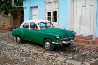 Küba 'da Trinidad sokaklarında eski klasik arabalar