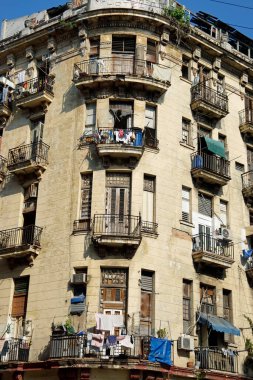 Havana 'da renkli yıkık dökük evler