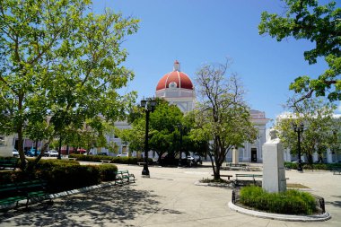 Cienfuegos merkez meydanındaki renkli anıtlar
