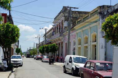 Küba 'da tipik evleri olan cienfuegos sokakları