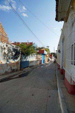 Küba 'da Trinidad sokaklarında renkli evler