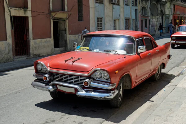 旧车停在Cuba的Havana大街上 — 图库照片