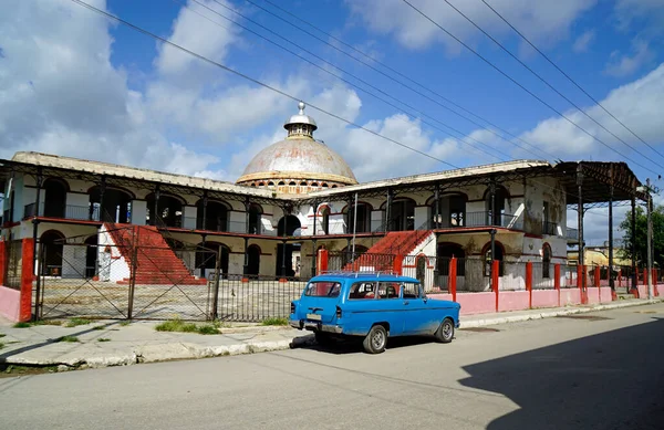 Cardenas sokaklarında eski bir araba, kuba