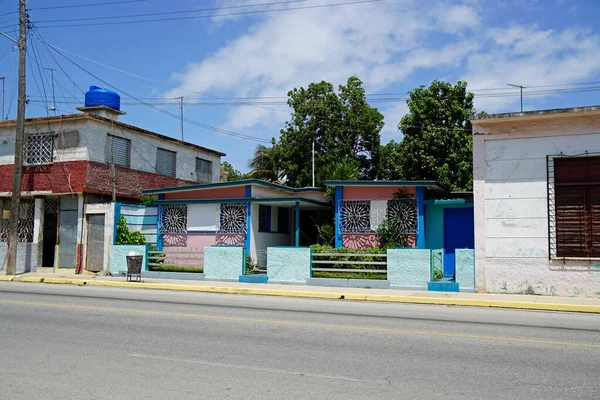 Cuba上Cardenas大街上的五颜六色的老房子 — 图库照片