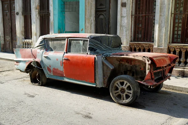 旧车停在Cuba的Havana大街上 — 图库照片