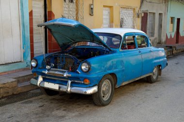 Küba 'da Trinidad sokaklarında eski klasik arabalar