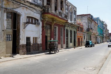 Havana 'da renkli yıkık dökük evler