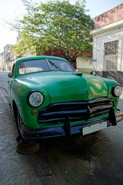 Havana sokaklarında eski klasik araba, kuba